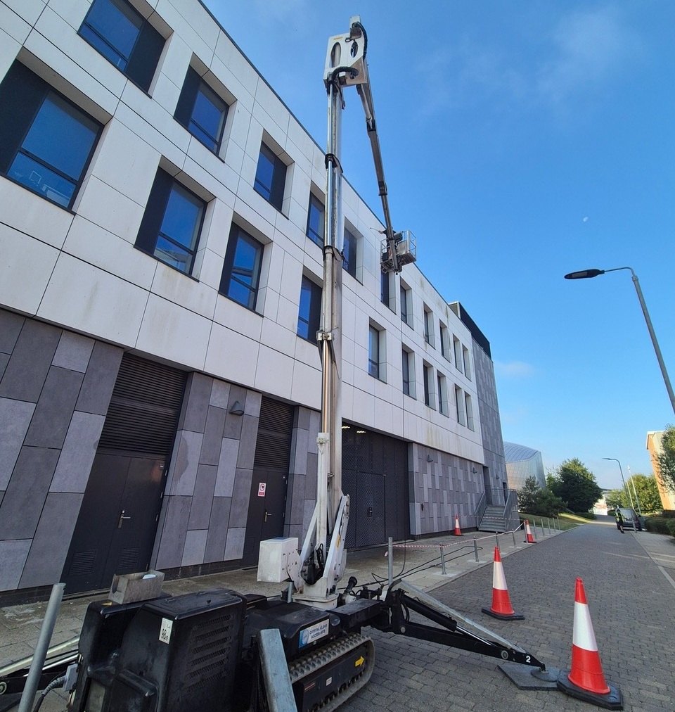 Large outreach cherry picker